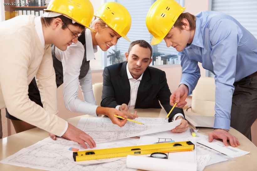 戴着黄色安全帽的工程师图片