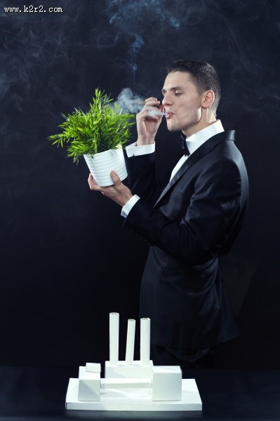 抽烟的男士图片