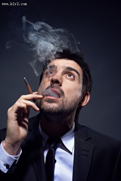 抽烟的男士图片