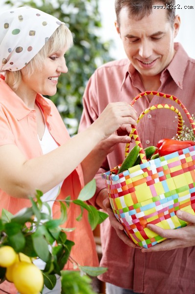 采摘蔬果的农民图片