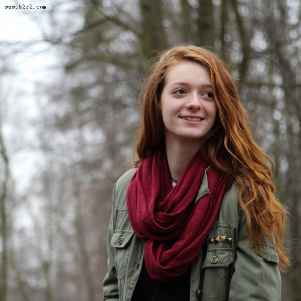 戴围巾的女孩图片