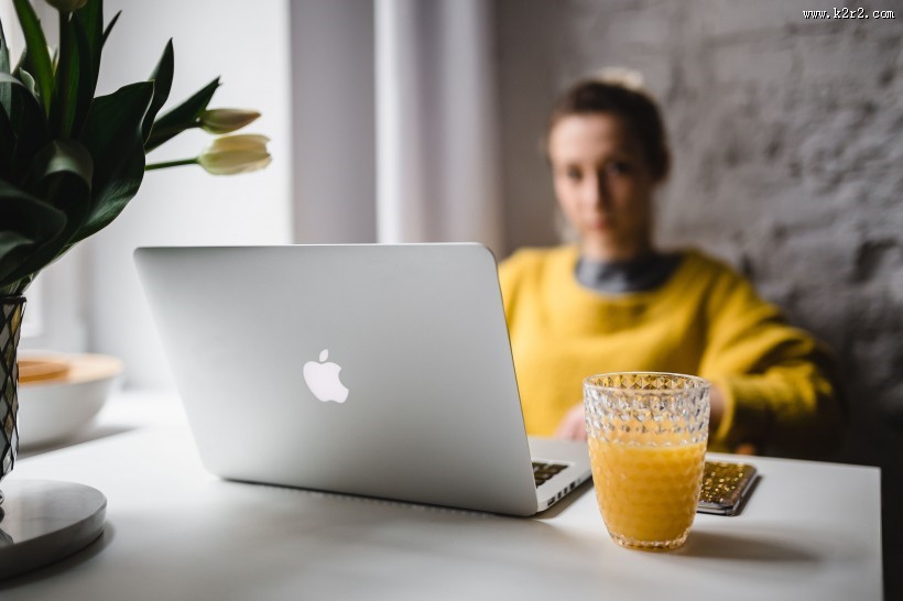 在使用苹果笔记本工作的年轻女孩图片