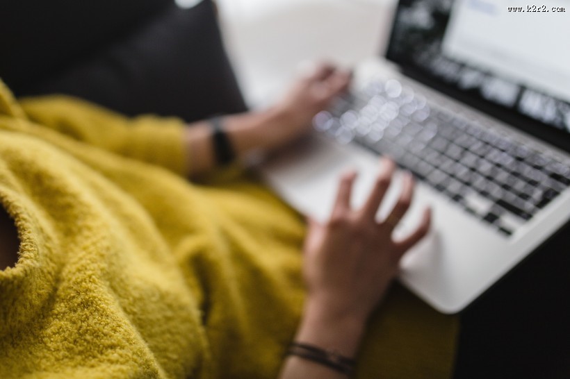 玩电脑的年轻女孩图片