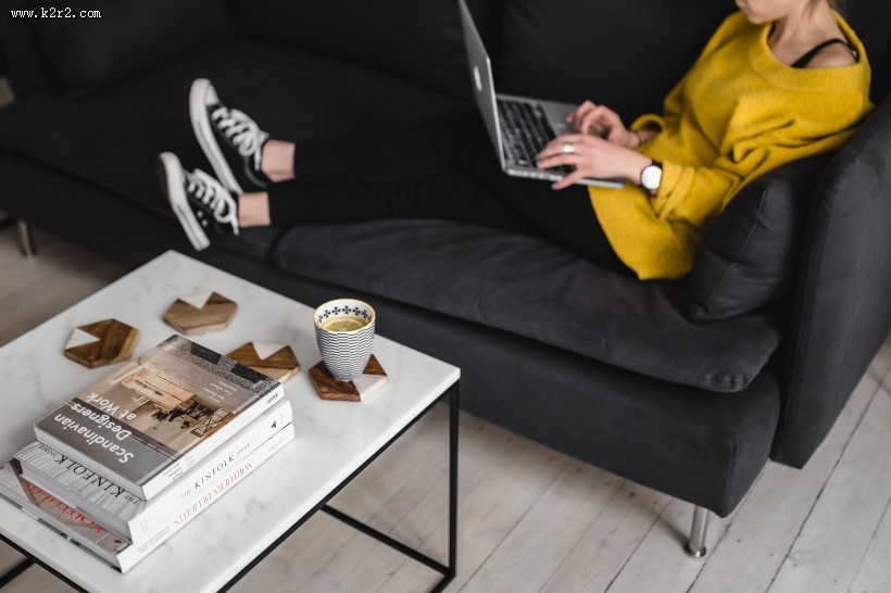 玩电脑的年轻女孩图片