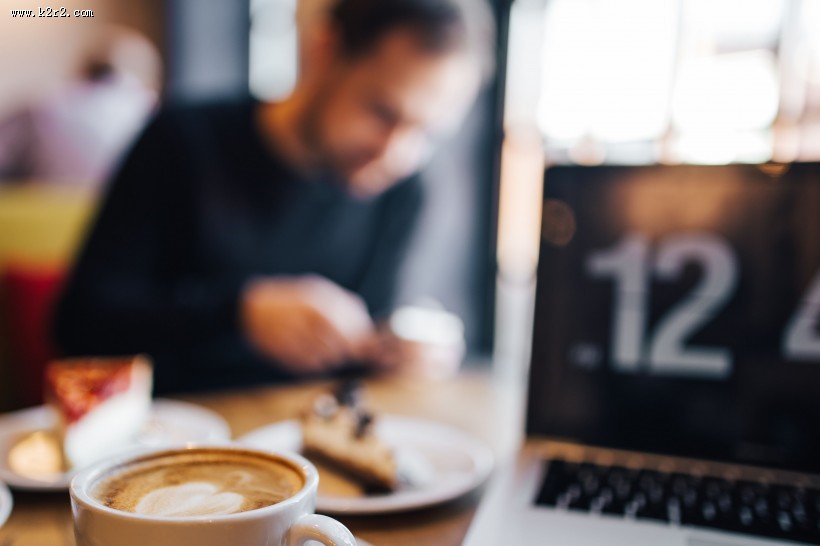 在咖啡厅里喝咖啡的男人图片