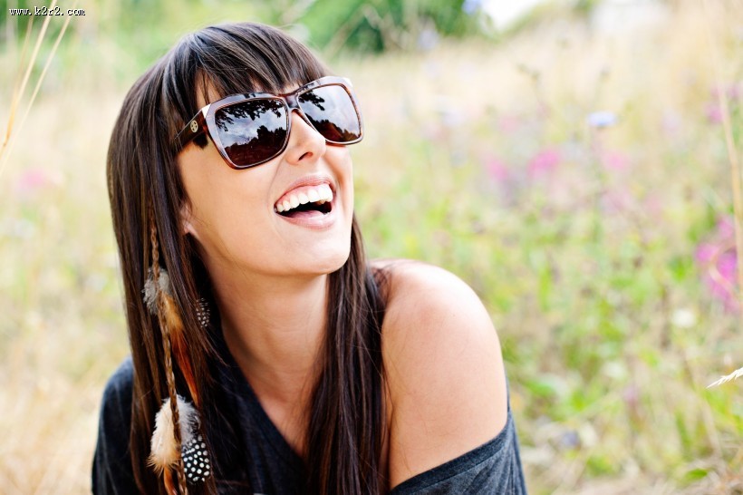 戴墨镜的女孩图片大全