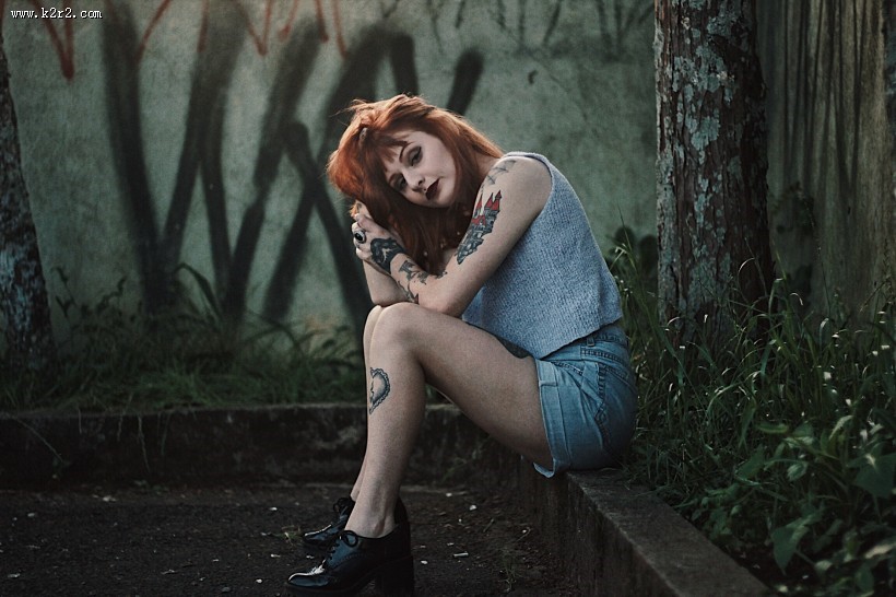 手臂上有文身的青年人图片