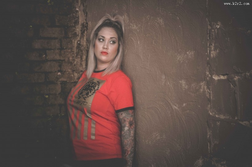 手臂上有文身的青年人图片