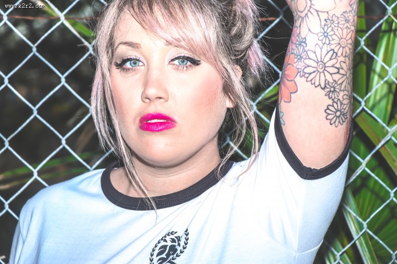 手臂上有文身的青年人图片