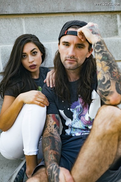 手臂上有文身的青年人图片