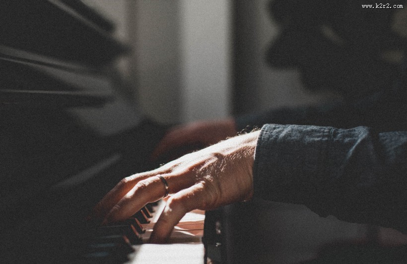 正在弹钢琴的手图片