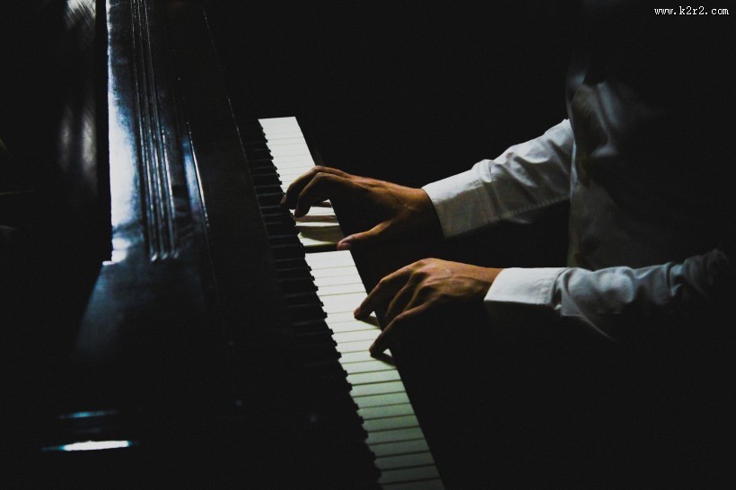 正在弹钢琴的手图片