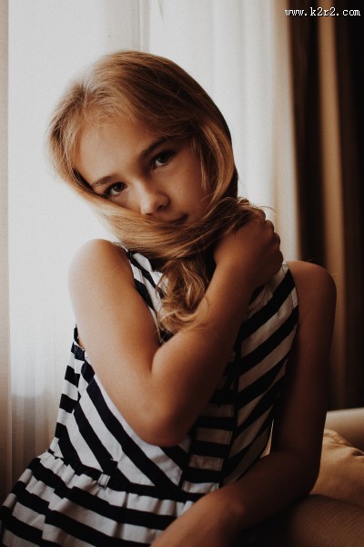 长发的小女孩图片