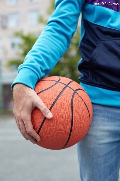 拿着篮球的男士图片