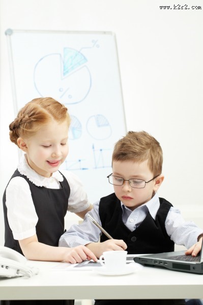 教室里的小学生图片