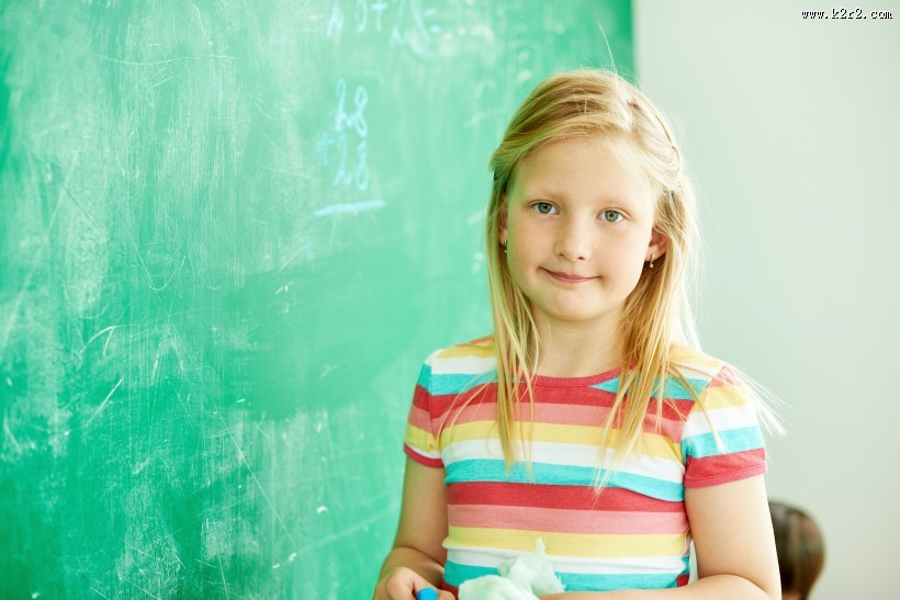 教室里的小学生图片