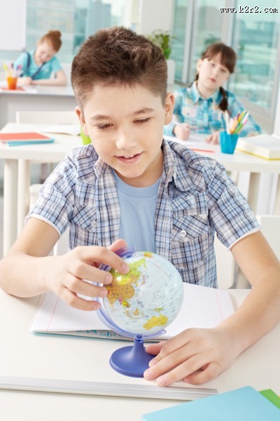 教室里的小学生图片