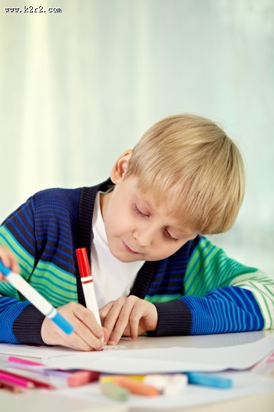 握笔书写的小学生图片