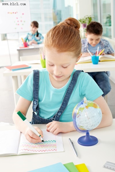 握笔书写的小学生图片