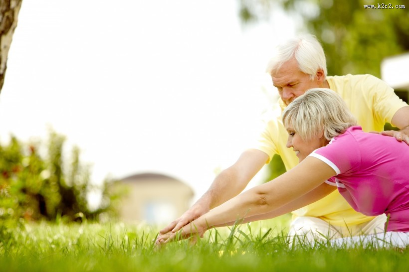 锻炼身体的老年夫妇图片