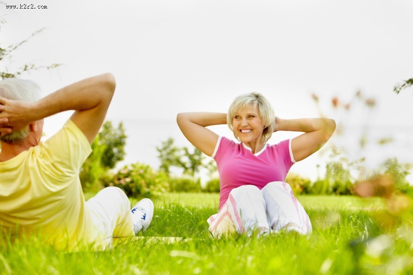 锻炼身体的老年夫妇图片