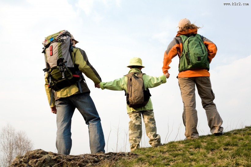 野营旅行的一家人图片