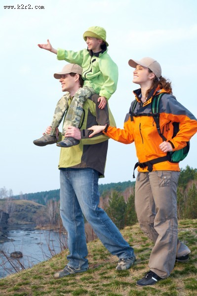 野营旅行的一家人图片