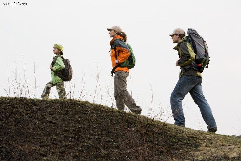 野营旅行的一家人图片