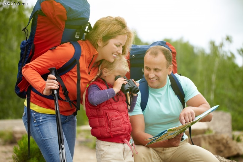 野营旅行的一家人图片