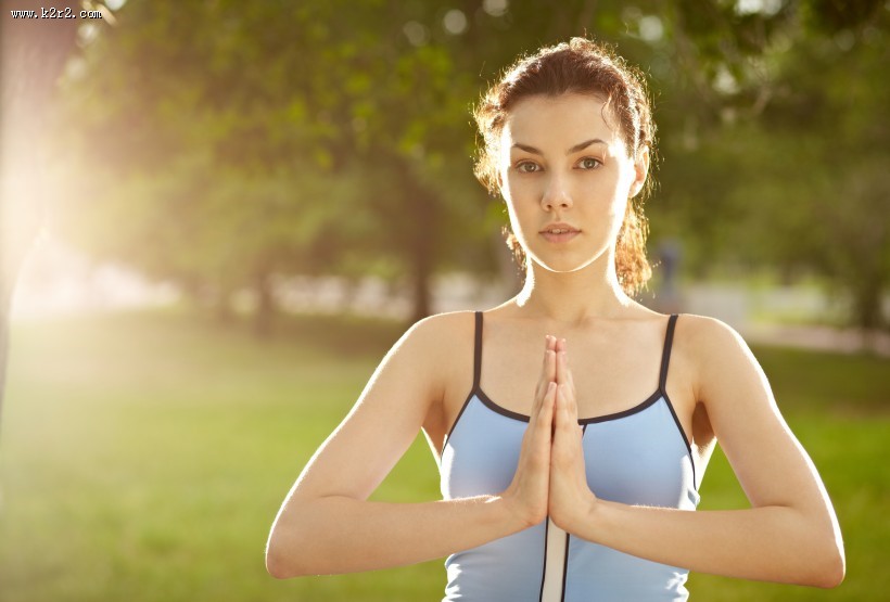 正在练瑜伽的美女图片大全