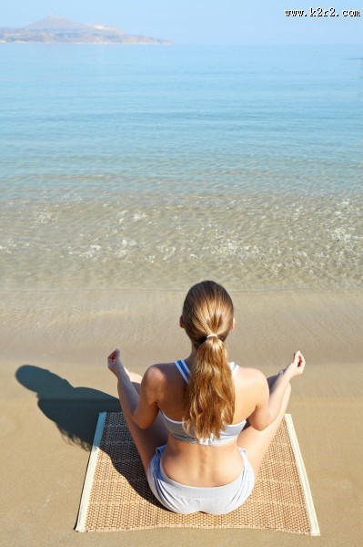 正在练瑜伽的美女图片大全