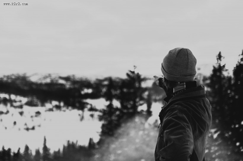 冬天带着毛线帽子的女孩图片