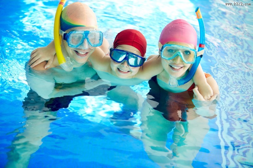 游泳池里的一家人图片