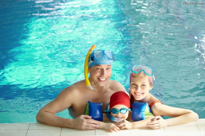 游泳池里的一家人图片