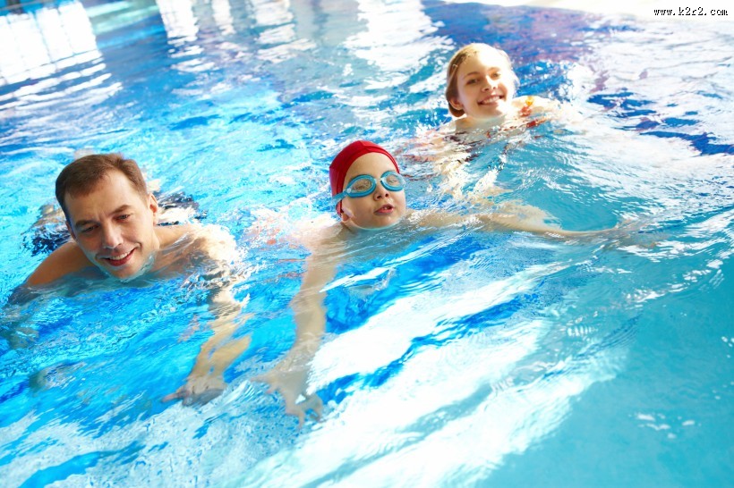 游泳池里的一家人图片