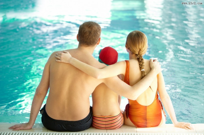 游泳池里的一家人图片