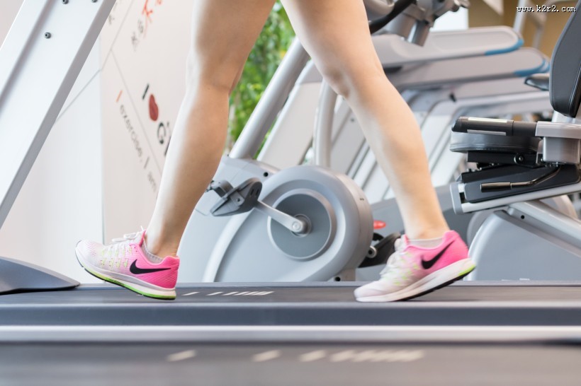 跑步机上的美女图片大全