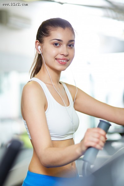 跑步机上的美女图片大全