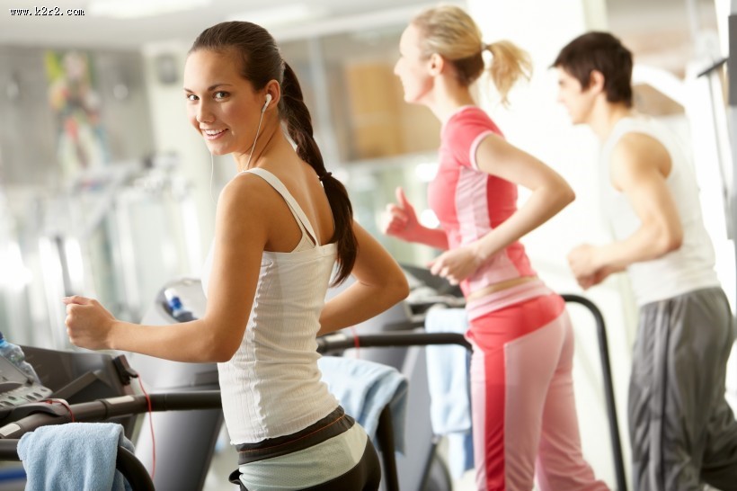 跑步机上的美女图片大全
