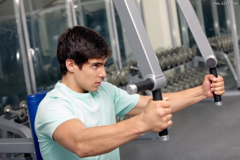 健身的男士图片