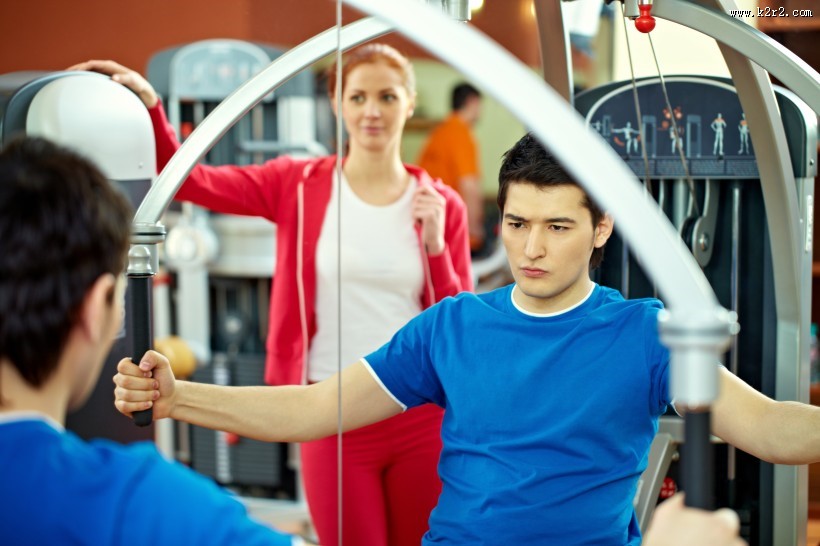 健身的男士图片