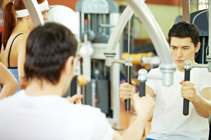 健身的男士图片