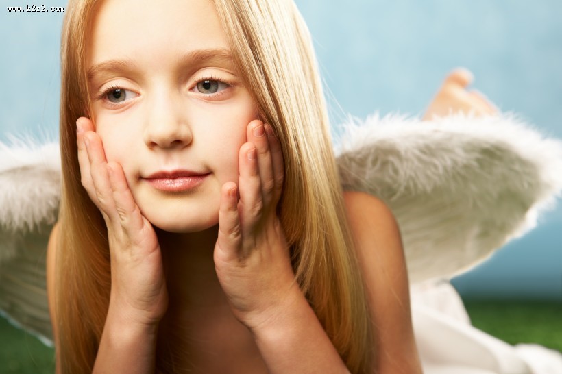 穿着天使翅膀的小女孩图片