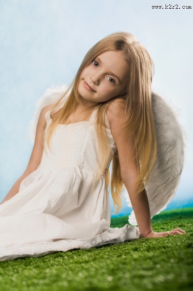 穿着天使翅膀的小女孩图片