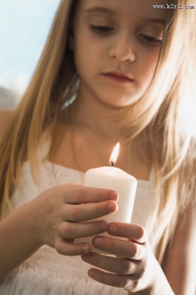 穿着天使翅膀的小女孩图片