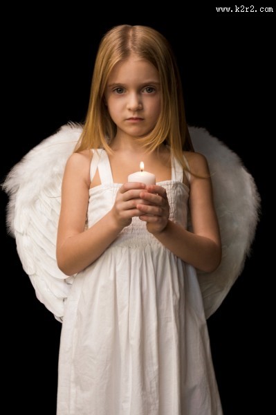 穿着天使翅膀的小女孩图片