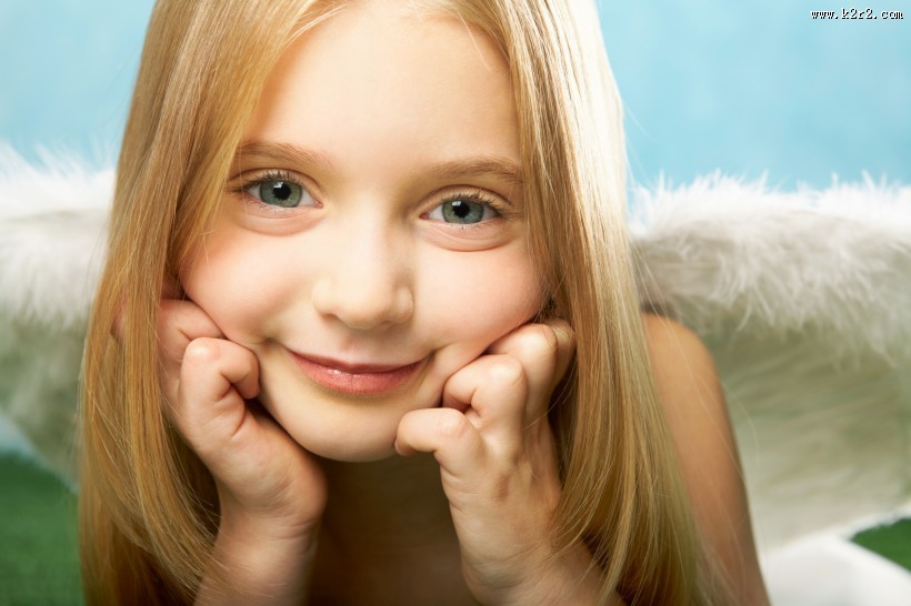 穿着天使翅膀的小女孩图片