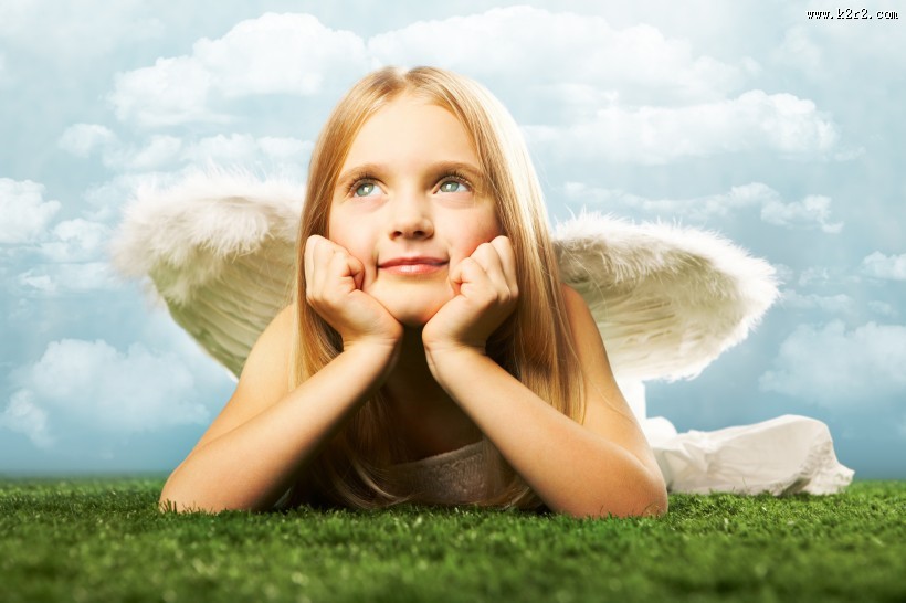 穿着天使翅膀的小女孩图片