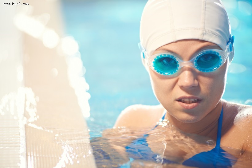 游泳的美女图片