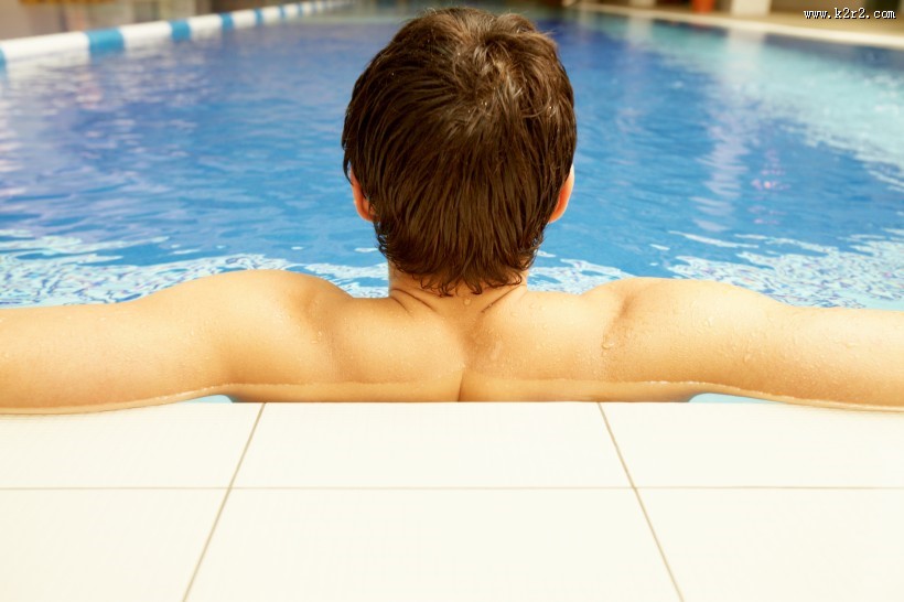 游泳的男士图片